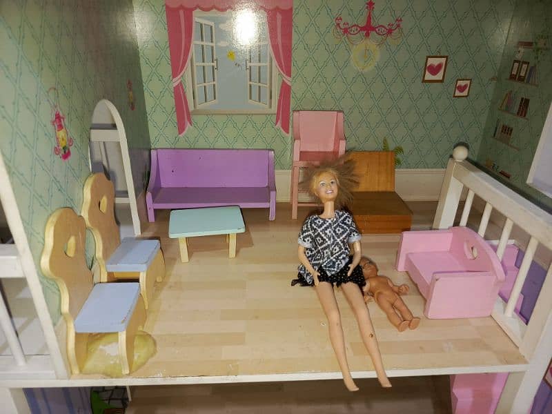 doll house with accessories 2