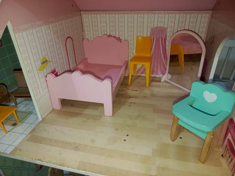 doll house with accessories 9