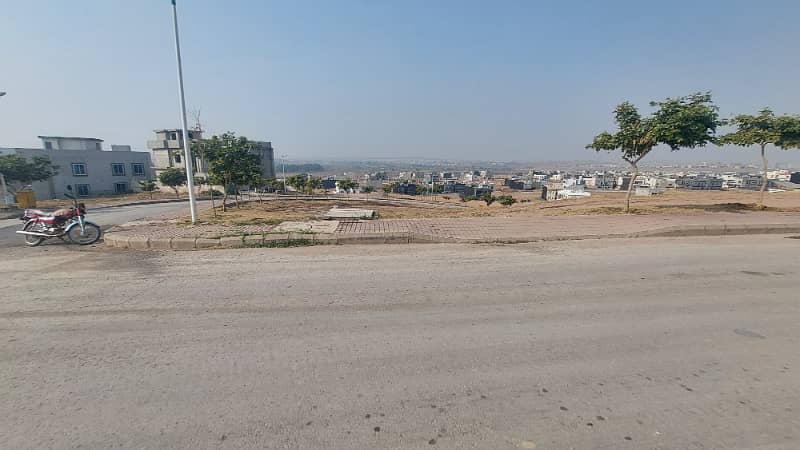 17 Marla Possessionable Plot with Extra Land Bahria Town Rawalpindi Phase 8 (Open Transfer) 0