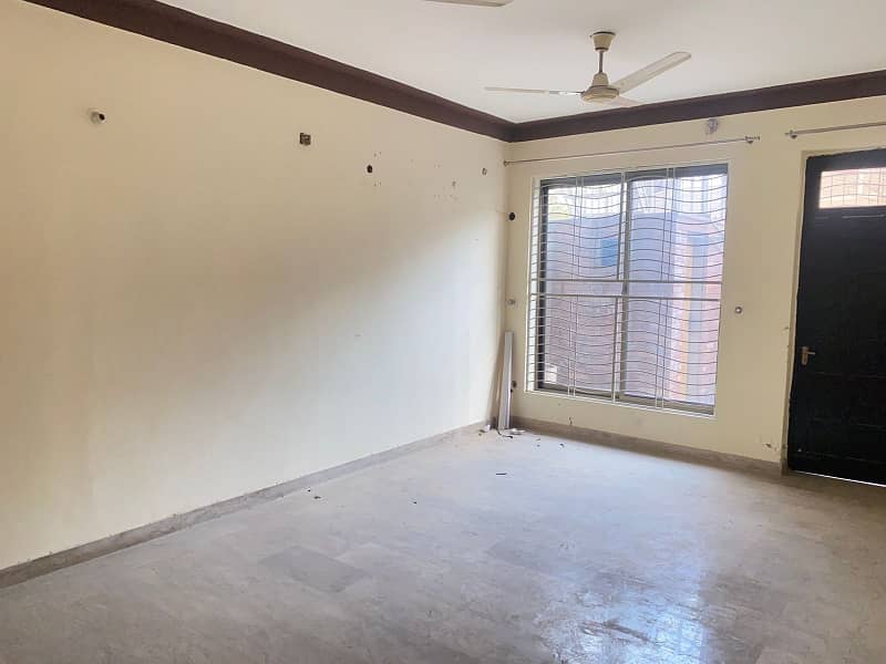 11 MARLA LOWER PORTION FOR RENT IN ALLAMA IQBAL TOWN GULSHAN BLOCK LAHORE 4