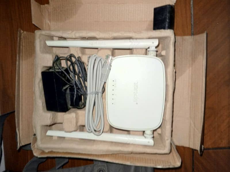 TENDA ROUTER JUST LIKE NEW SLIGHTLY USED 1