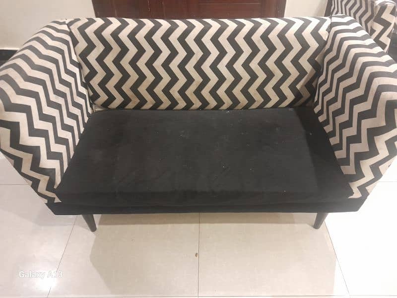 zig zag sofa white and black colour 0