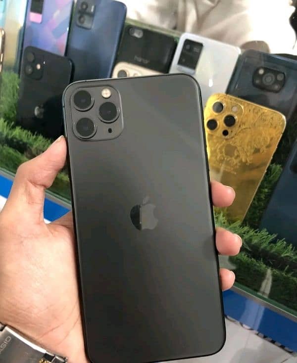 iphone 11 pro max 10/10 condition 0