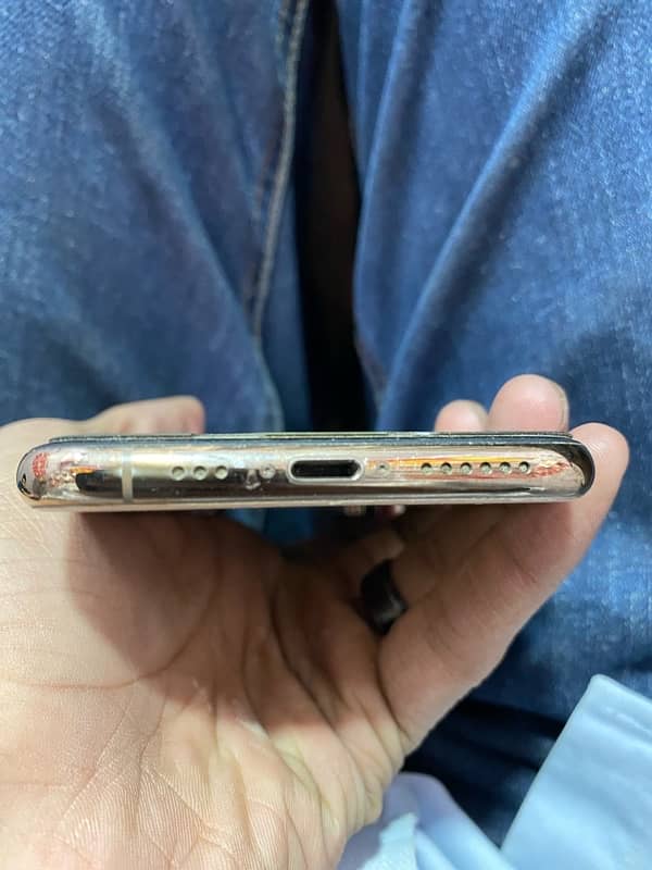 iphone xs in mint new condition 2