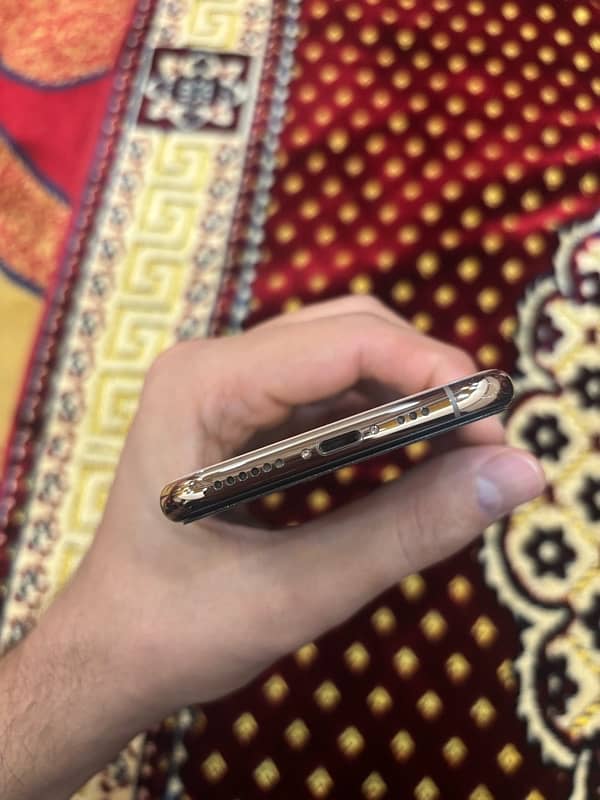 iPhone xs 64gb condition 10/10 battery health 86% 3