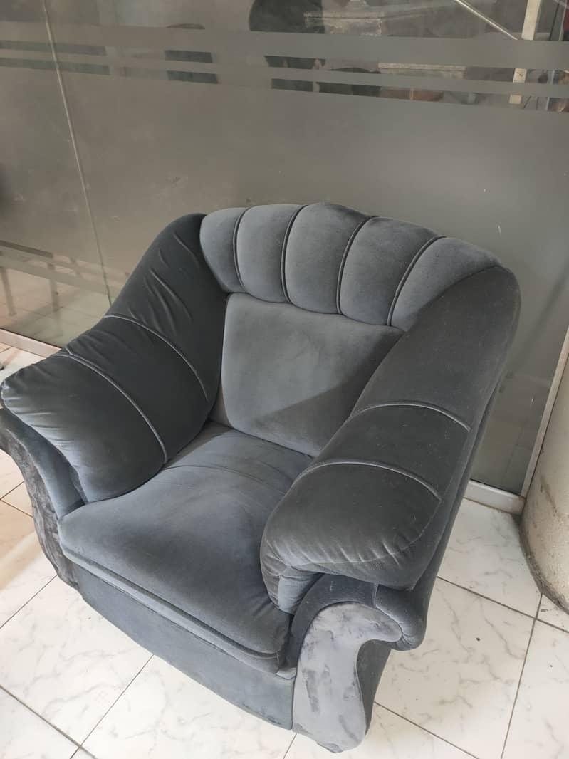 Urgent sale Luxury sofa set 5 Seater 2