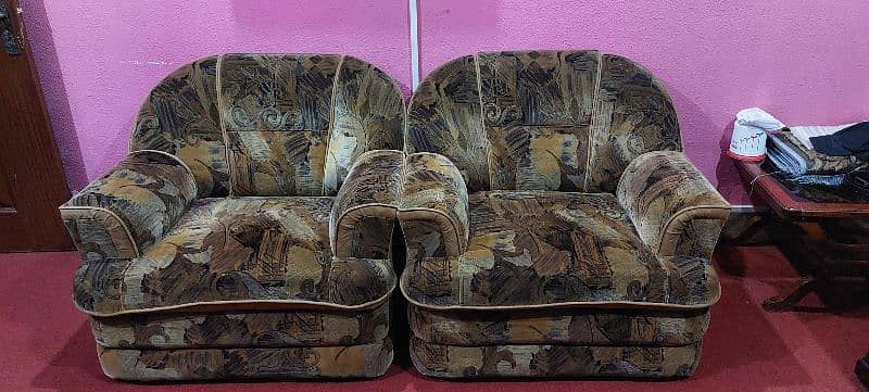 best sofa set in good condition contact : 0.3. 1.4. 7.6. 7.8.8. 8. 9 4