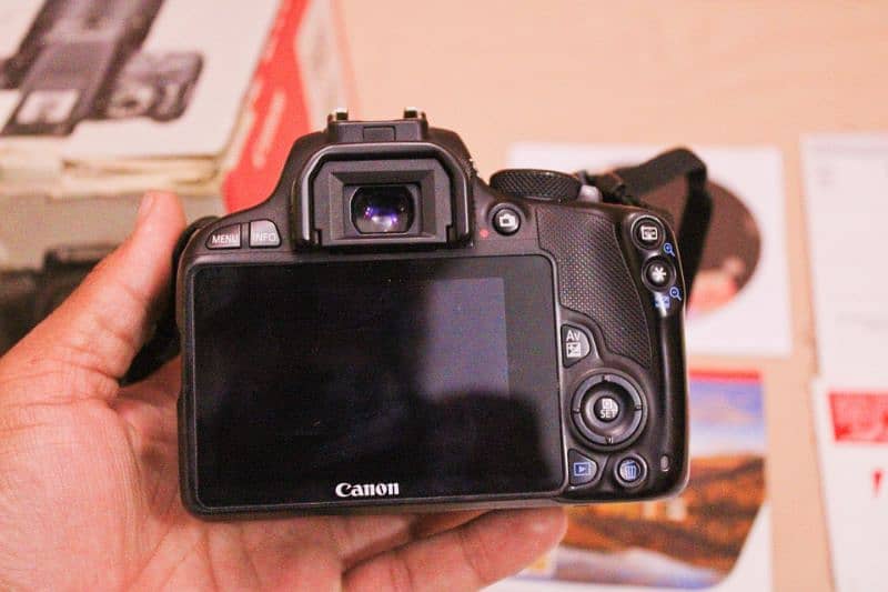 Canon 100d touch screen dslr camera full box. (Read Add) 2