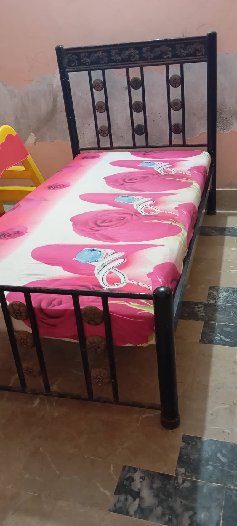 Urgent sale iron bed good condition 0