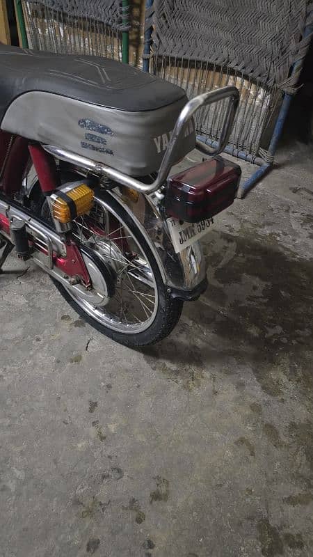 bike blkul new Hai jeniun condition apni jenioun condition main hai 14