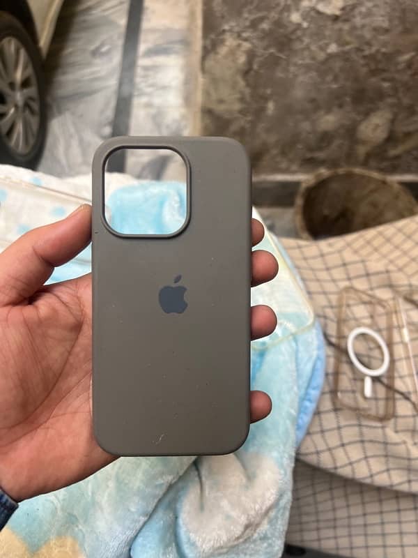 iphone 15 pro max covers in bundle in good condition 2