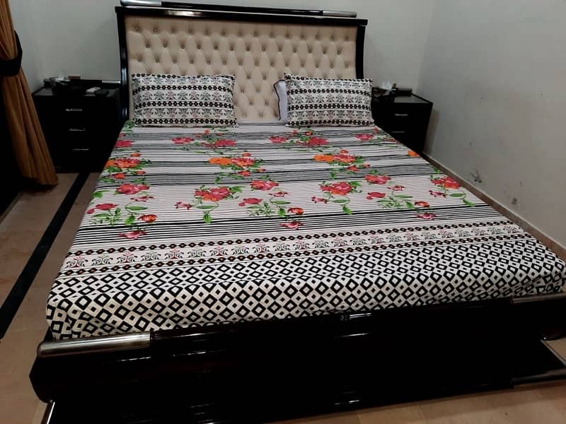 Full wooden bed & 2 side table & dressing 0