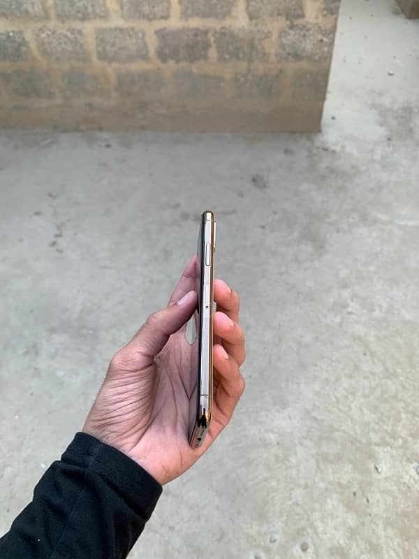 iPhone XS 3