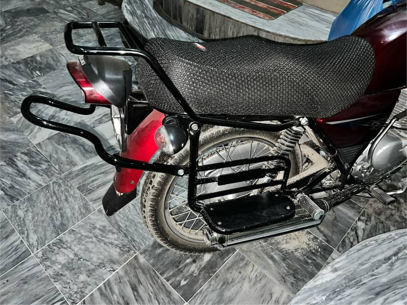 Footrest with rear guard for Suzuki GS 150 0