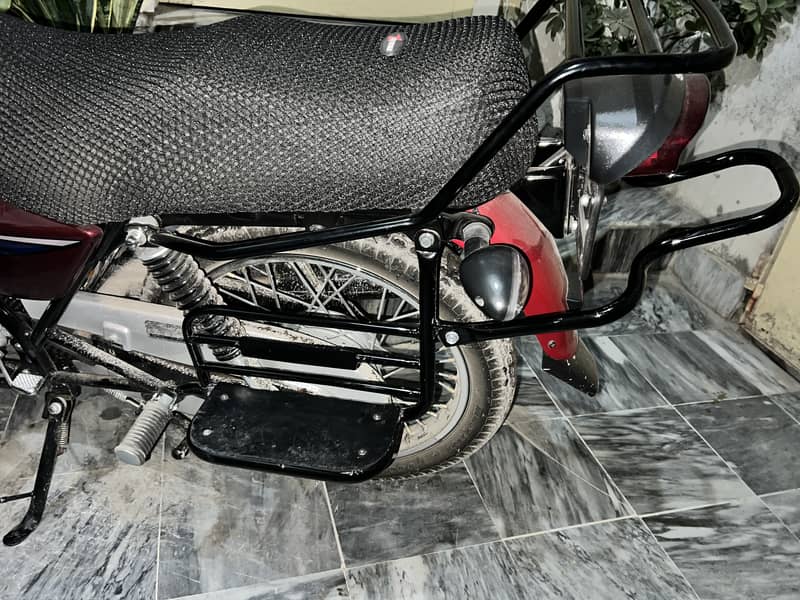 Footrest with rear guard for Suzuki GS 150 1