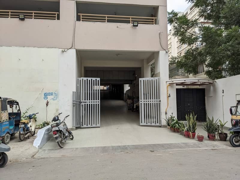 Prime Location 2650 Square Feet Flat Situated In PECHS For sale 7