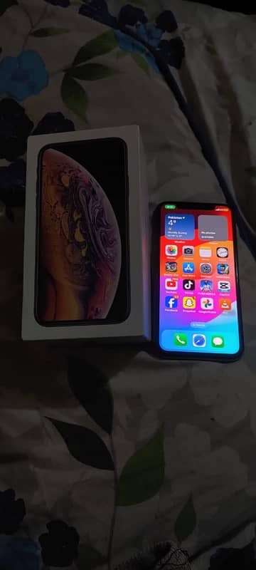 iphone Xs 256Gb PTA Approved 10/10 condition. with box 2