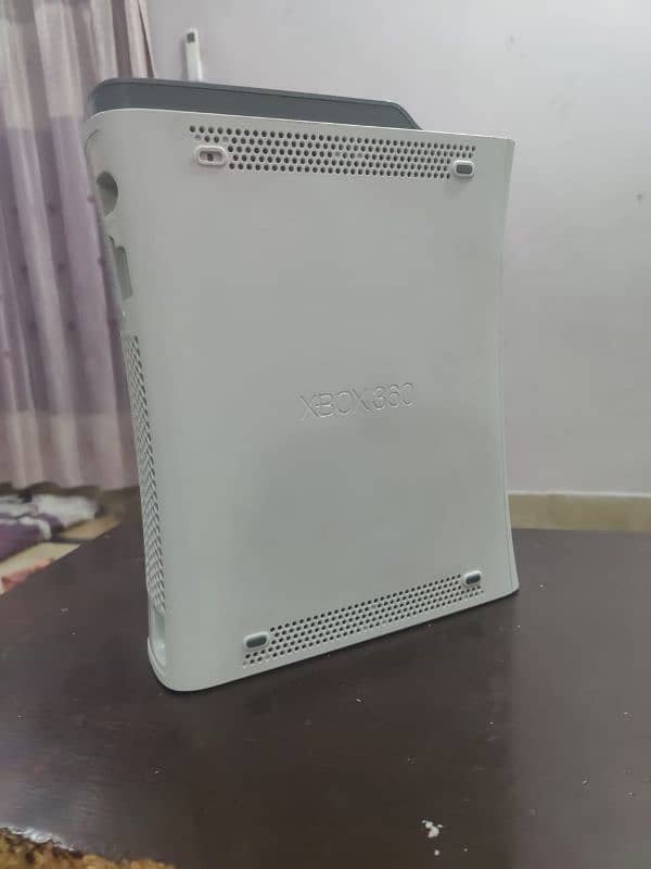 xbox 360 in neat and clean condition 4