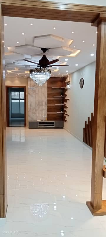 10 Marla Luxury Beautiful House Available For Sale 0