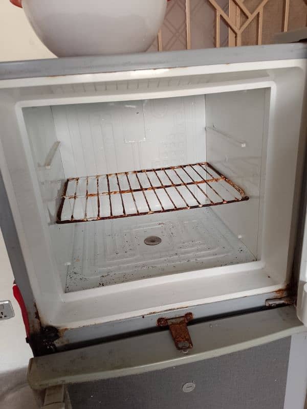 Refrigerator/Frej Dawlance Medium size  for sale 2