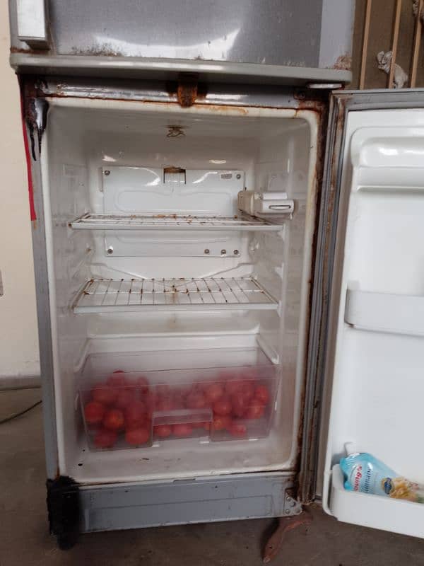 Refrigerator/Frej Dawlance Medium size  for sale 3