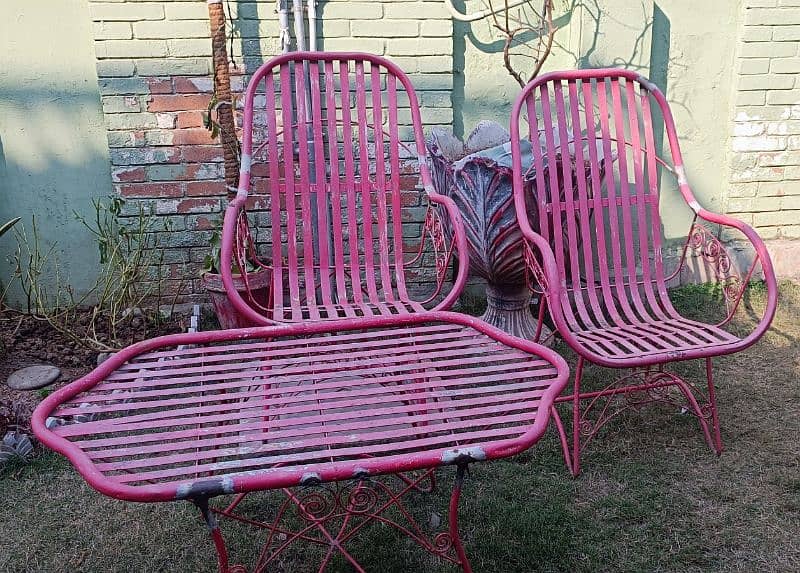 garden chairs and table 1