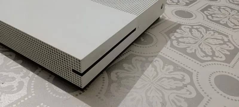 Xbox one s 1tb for sale in good condition 0