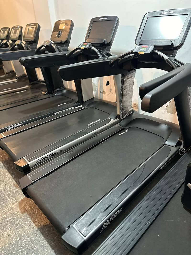 ELLIPTICALS\TREADILLS LIFEFITNESS|USA IMPORT\COMMERCIAL\GYM MACHINES 1