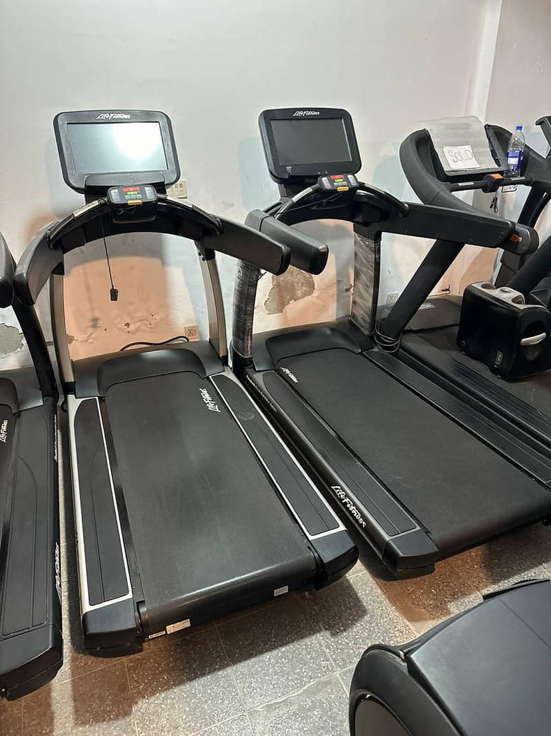 ELLIPTICALS\TREADILLS LIFEFITNESS|USA IMPORT\COMMERCIAL\GYM MACHINES 10