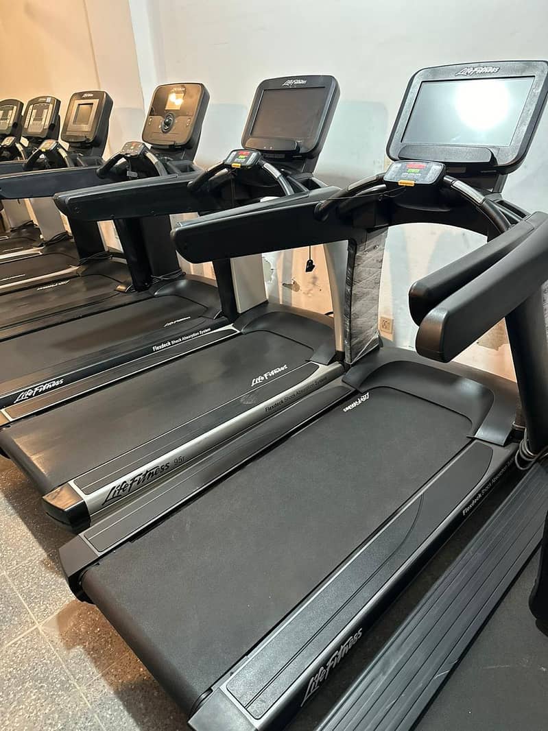 ELLIPTICALS\TREADILLS LIFEFITNESS|USA IMPORT\COMMERCIAL\GYM MACHINES 11