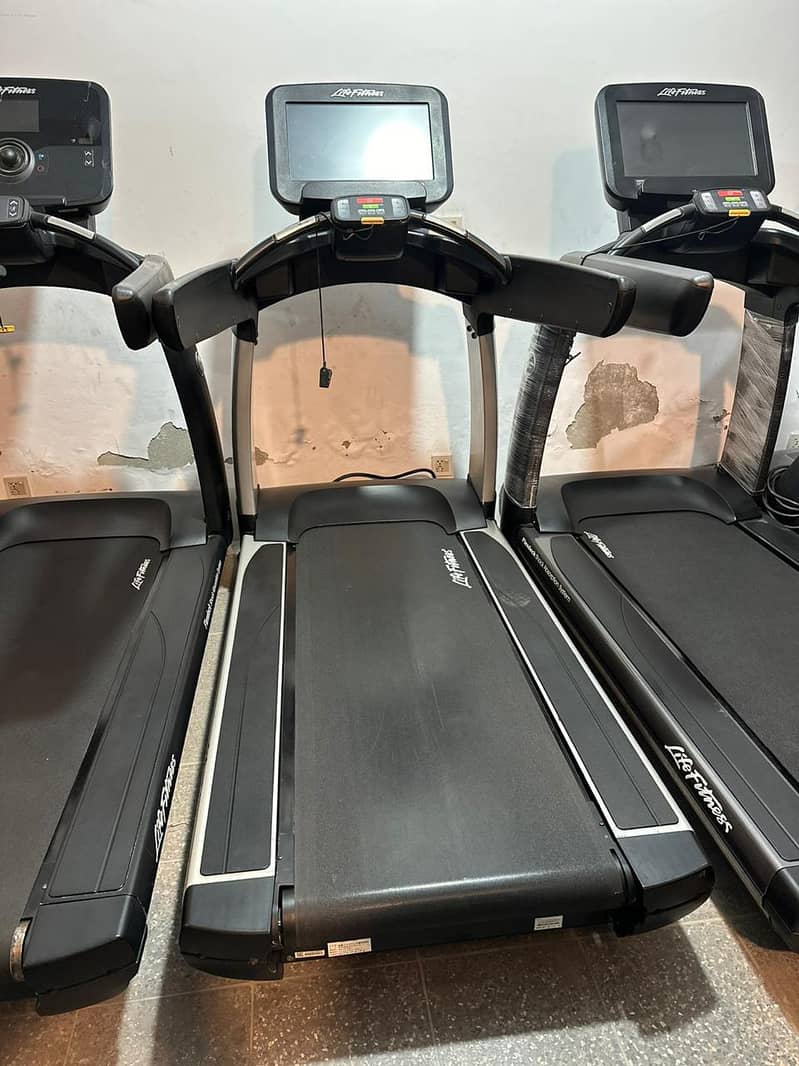 ELLIPTICALS\TREADILLS LIFEFITNESS|USA IMPORT\COMMERCIAL\GYM MACHINES 13