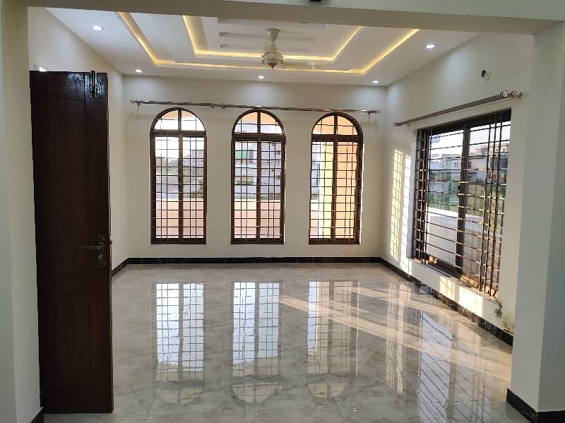 Upper portion for rent in G15 size 1 Kanal water gas electricity All facilities separate gas electricity meters Near to markaz masjid park Best location More Five options available 0