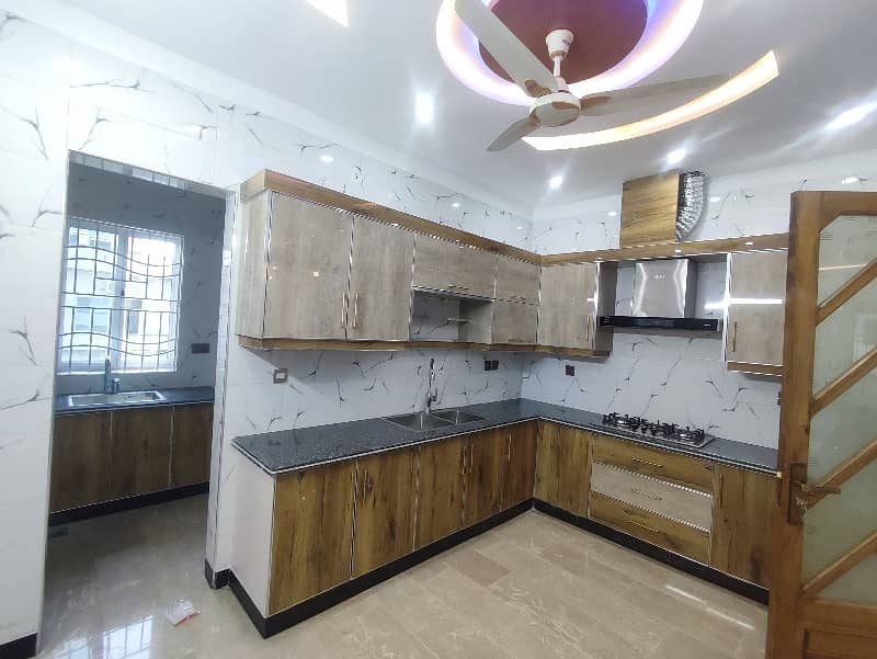 House for rent in F15 double story water bore working Two electricity meters two gas meter near to markaz mini market masjid park Best location More Five options available 4