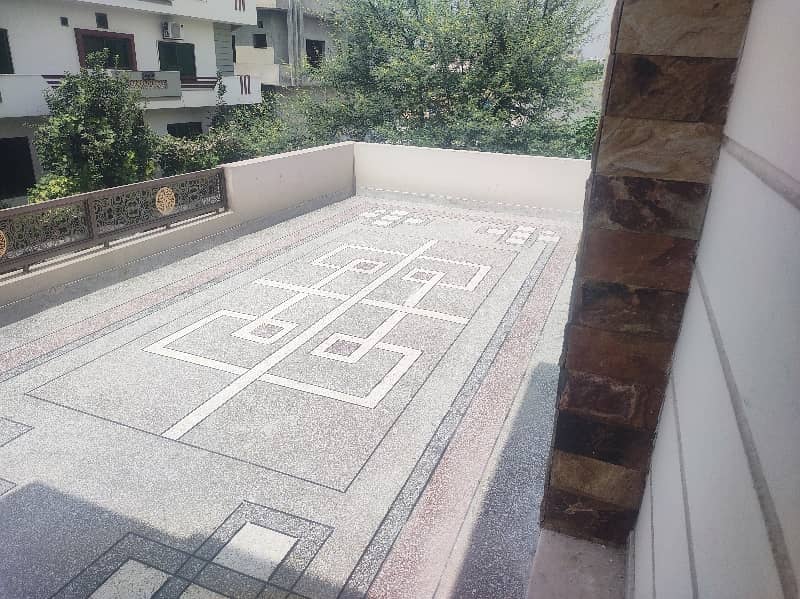 House for rent in F15 double story water bore working Two electricity meters two gas meter near to markaz mini market masjid park Best location More Five options available 8