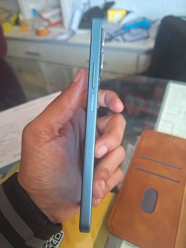 I m selling my phone honor 90 Lite Which I brought from South Africa. 4