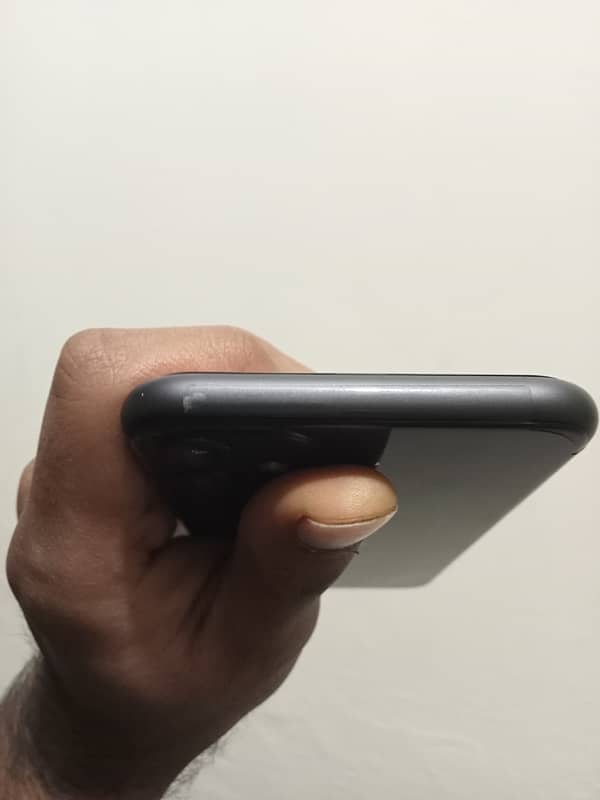 iPhone 11 – 64GB | 10/10 Condition | 88% Battery | Box Available 4