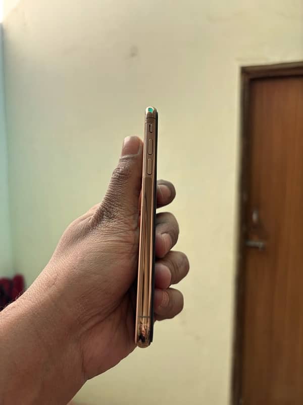 iphone xs golden colour 64gb factory unlock non pta 3