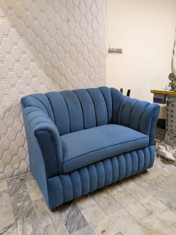 2 Seater Elegant Sofa in Blue Velvet. 3