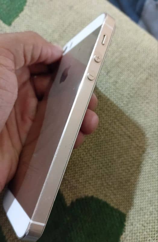 I phone 5s 16gb   Gold colour 5