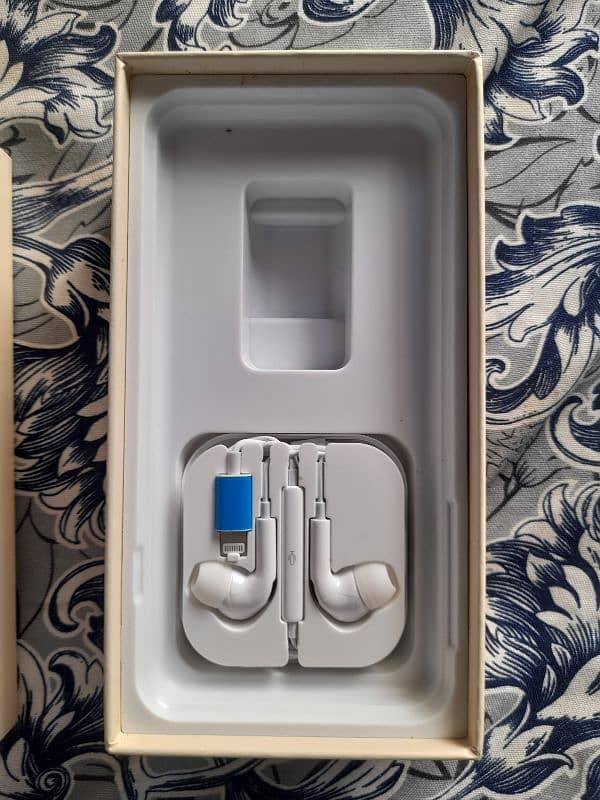 Iphone 8 plus Box and Headphone 3