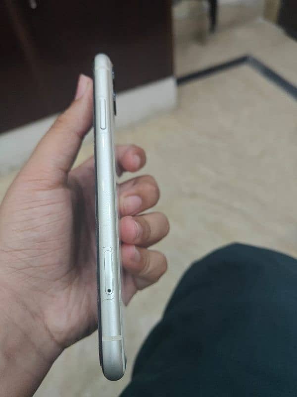 Iphone 11 pta approved 10/10 condition 2