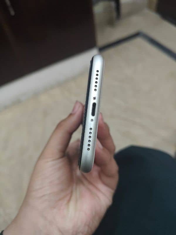 Iphone 11 pta approved 10/10 condition 3