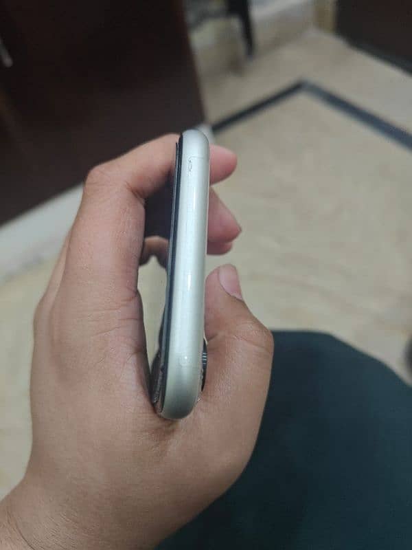 Iphone 11 pta approved 10/10 condition 6