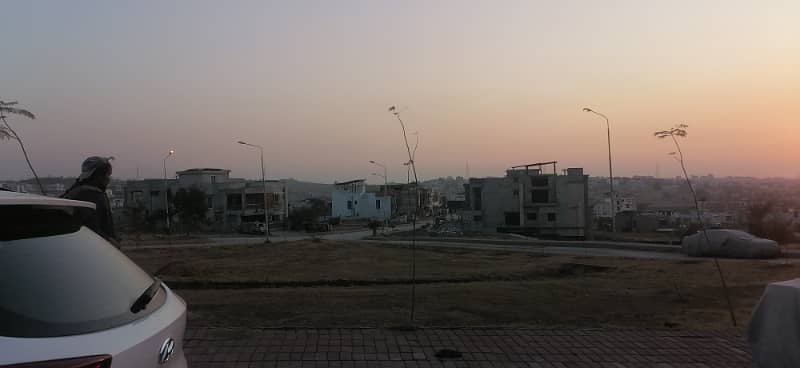 10 MARLA PARK FACE SOLID LAND HEIGHTED PLOT AVAILABLE FOR SALE IN BAHRIA HAMLET 4