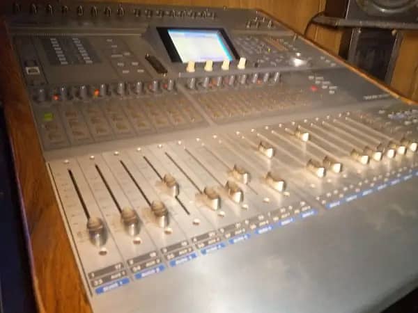 Tascam DM-3200 / Digital Mixing Console / dj mixer 1