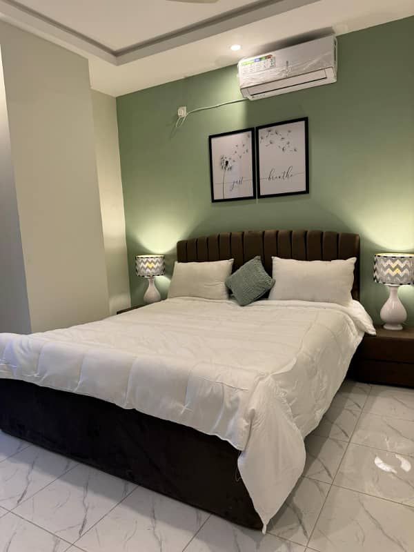 ONE BED FURNISHED Par Day FOR RANT IN GULBERG GREEN 21