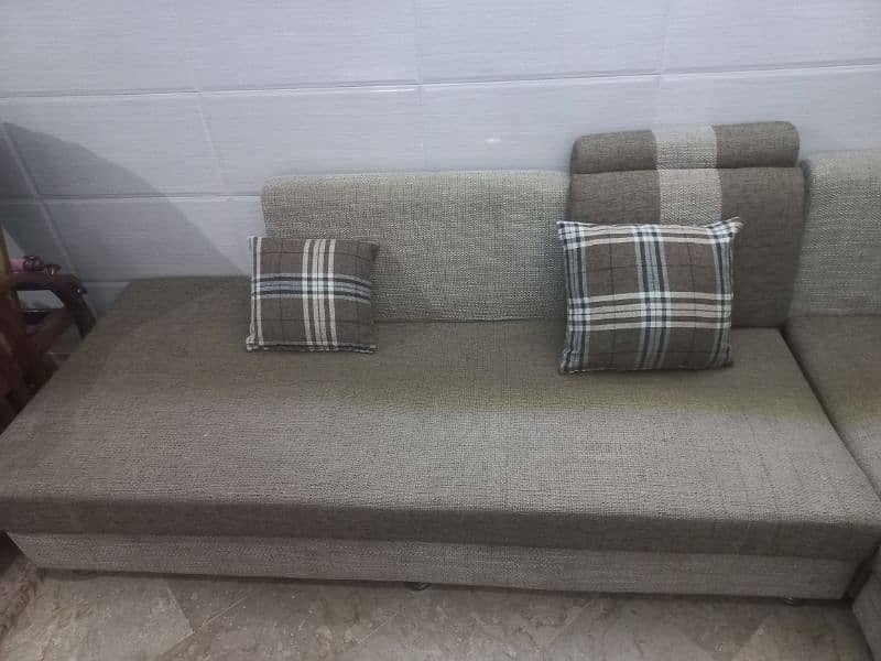 Stylish L-Shaped Brown Sofa with 5 Checkered Cushions – A Unique Find! 0