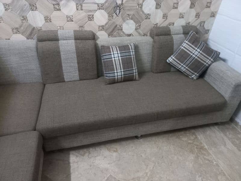 Stylish L-Shaped Brown Sofa with 5 Checkered Cushions – A Unique Find! 1