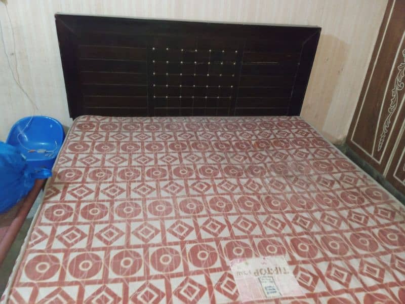 King size Bed with 1 Mattress Foam 0