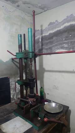 Hand molding machine no. 5 in running condition